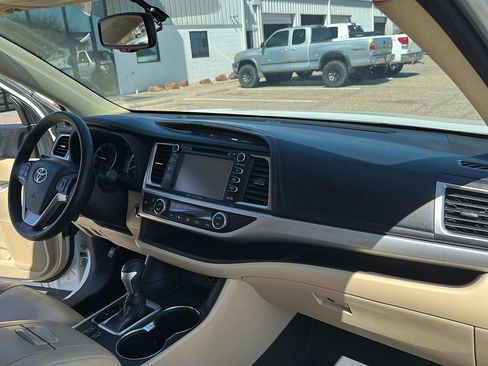 Used 2016 Toyota Highlander XLE image 24