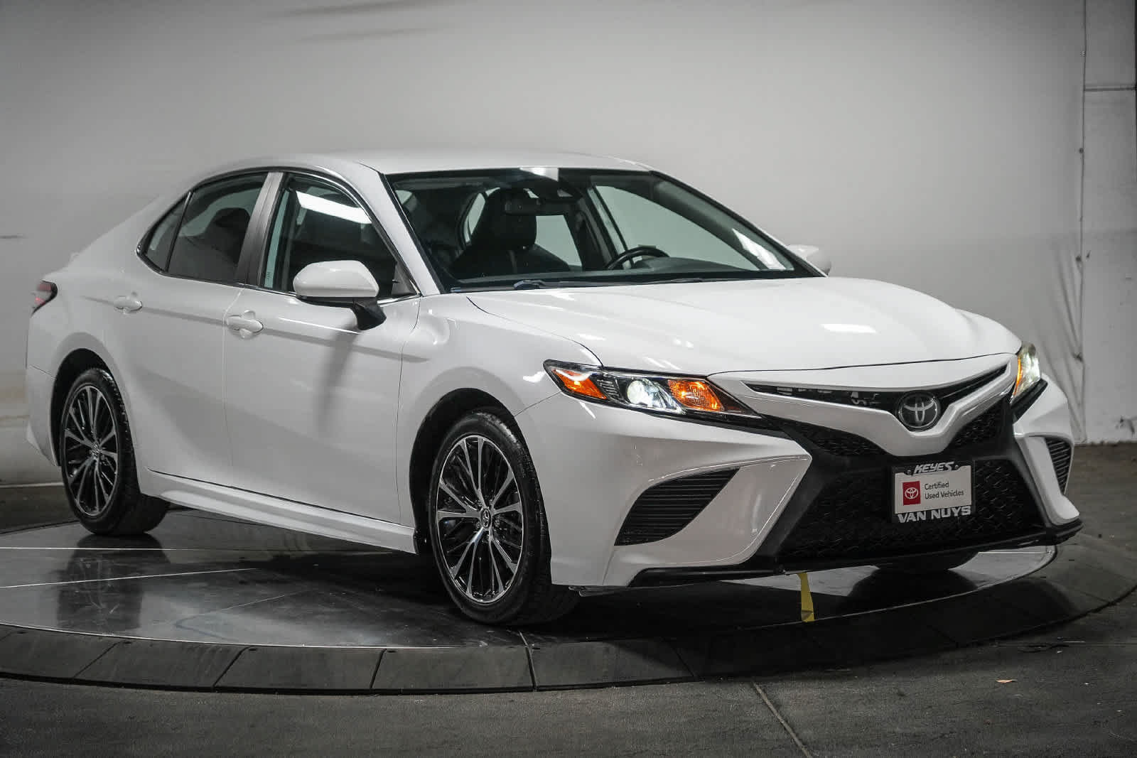 Used 2019 Toyota Camry SE w/ Carpet Mat Package FWD image 8