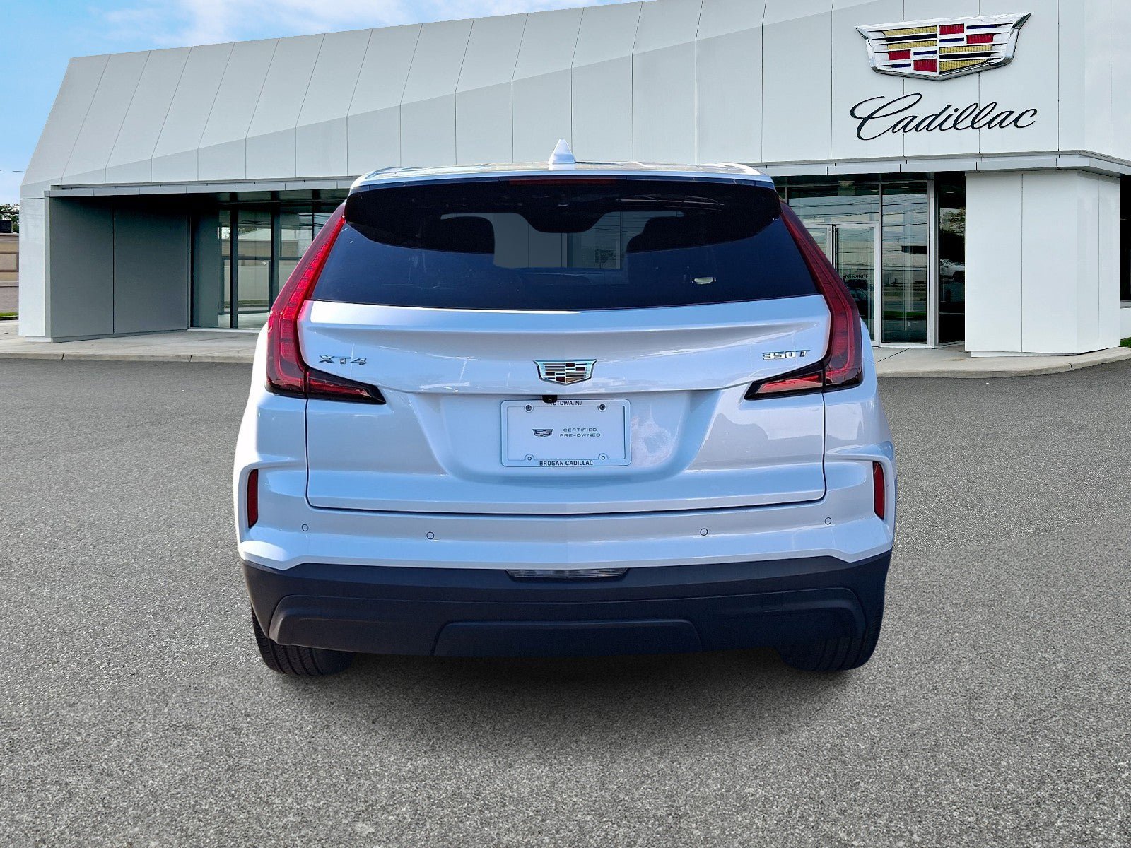 Used 2024 Cadillac XT4 Luxury w/ Cold Weather Package FWD image 5