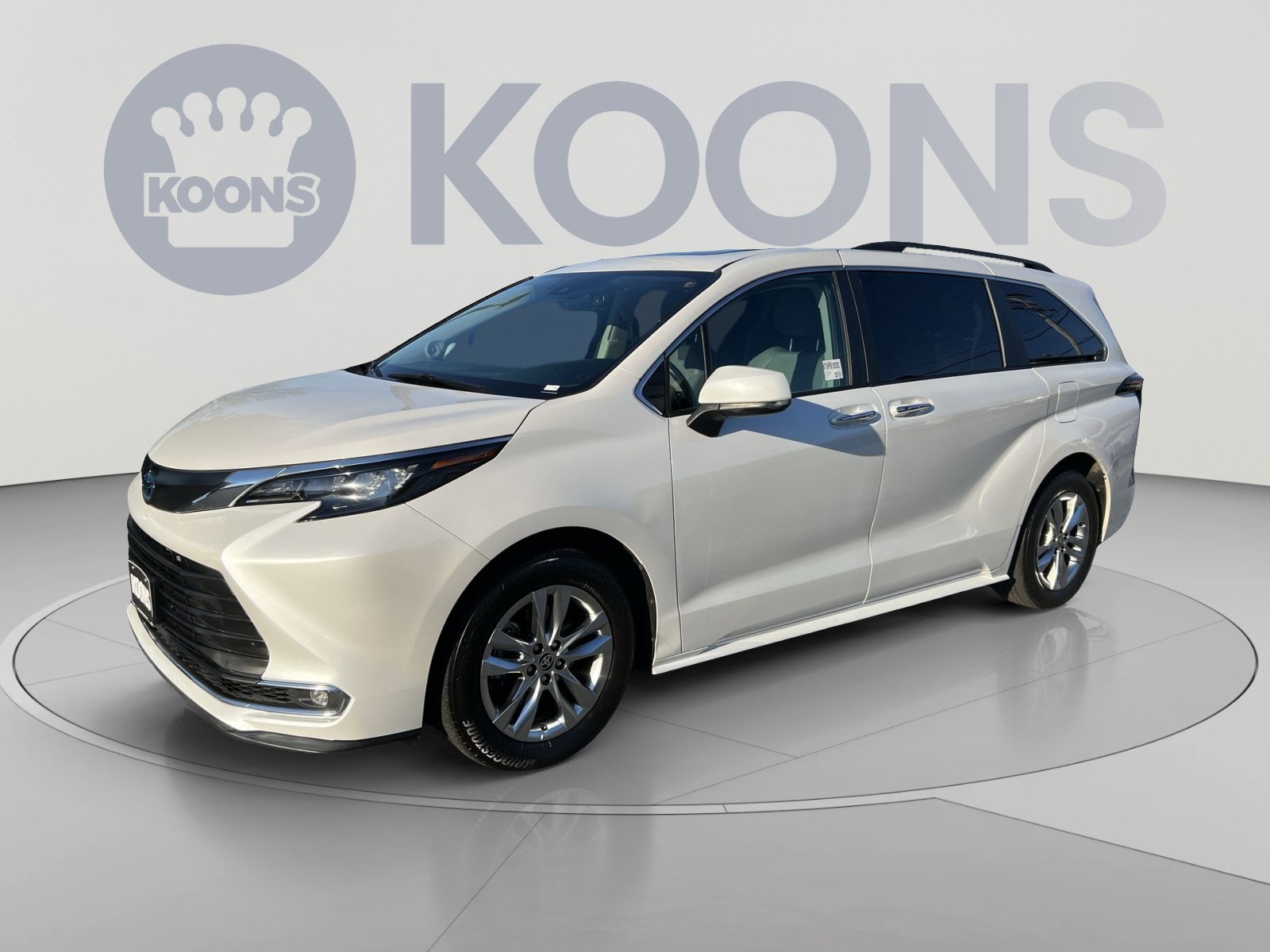 Used 2024 Toyota Sienna XLE w/ XLE Plus Package AWD/4WD image 1