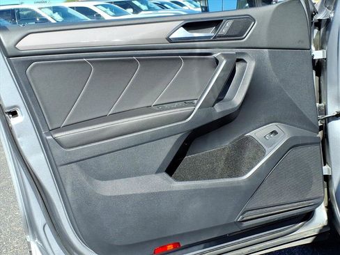 Certified 2024 Volkswagen Tiguan SE image 17