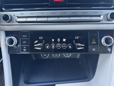 Used 2025 Genesis G70 2.5T image 18