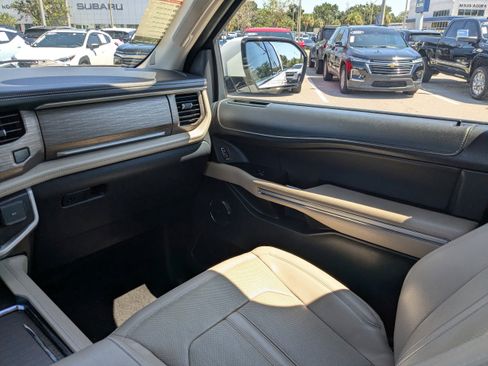 Used 2022 Ford Expedition Limited image 19