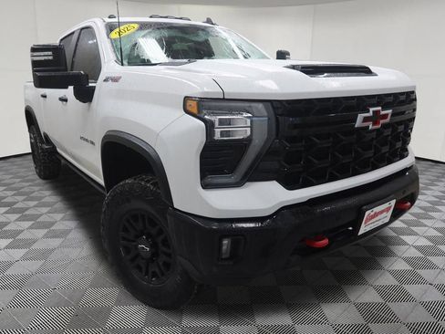 Used 2025 Chevrolet Silverado 2500 ZR2 w/ Technology Package AWD/4WD image 3