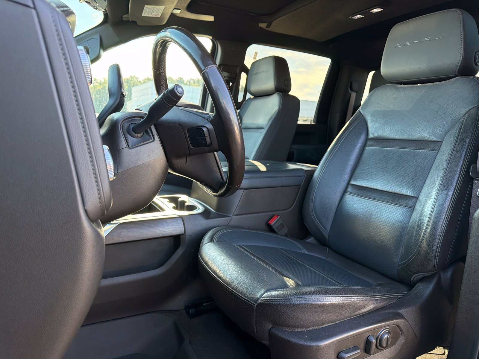 Used 2023 GMC Sierra 2500 Denali w/ Denali Ultimate Package AWD/4WD image 8