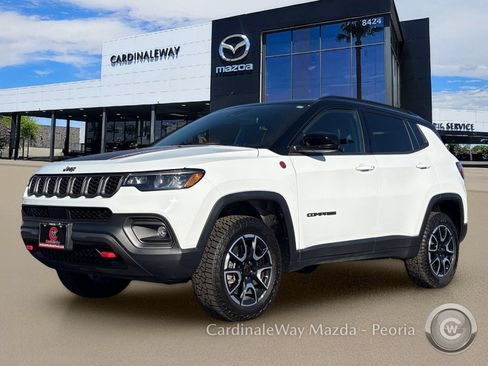 Used 2025 Jeep Compass Trailhawk AWD/4WD image 2
