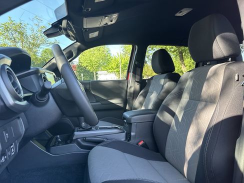 Used 2021 Toyota Tacoma TRD Sport w/ Technology Package image 16