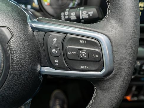 Used 2025 Jeep Wrangler Sahara image 25