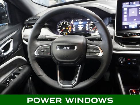 Used 2023 Jeep Compass Latitude image 9