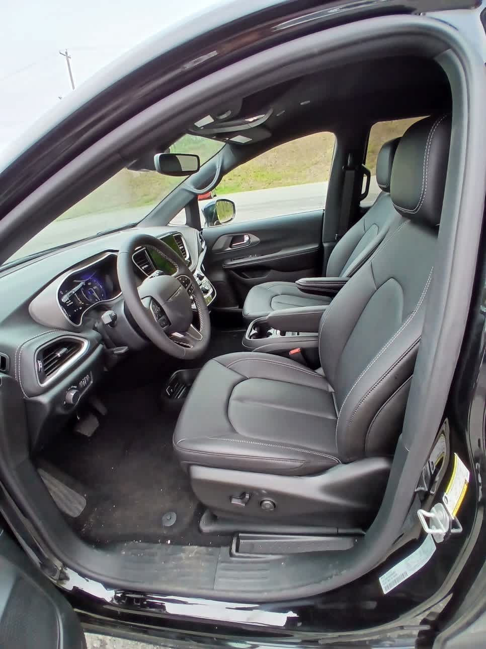 New 2027 Chrysler Pacifica Select FWD image 11