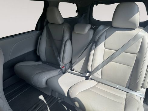 Used 2020 Toyota Sienna XLE w/ Carpet Mat Package FWD image 13
