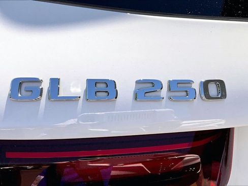 Used 2026 Mercedes-Benz GLB 250 4MATIC image 33