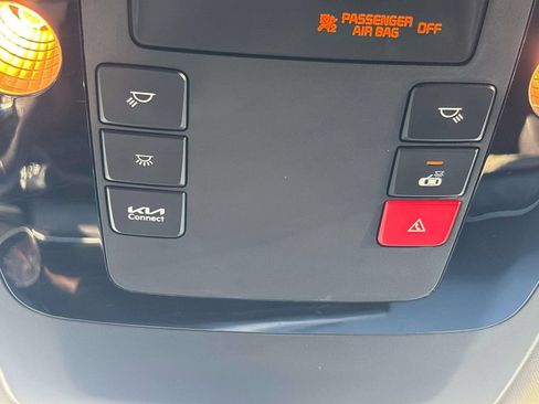 Used 2024 Kia Carnival EX FWD image 32