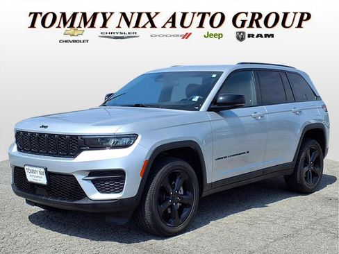 Used 2024 Jeep Grand Cherokee Altitude image 1