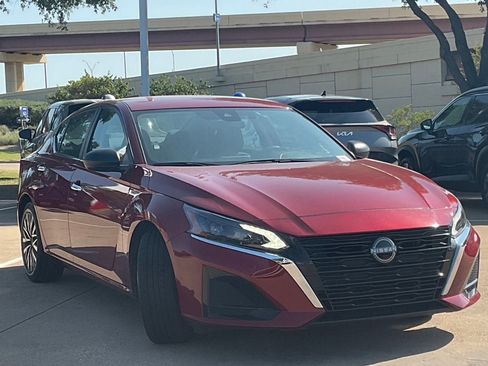 Used 2025 Nissan Altima 2.5 SV FWD image 3