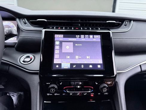 Used 2025 Jeep Grand Cherokee Laredo X w/ Luxury Tech Group I image 20