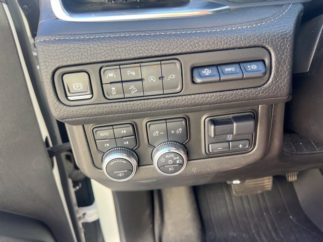 Used 2021 GMC Yukon XL Denali w/ Denali Ultimate Package AWD/4WD image 13
