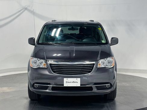 Used 2016 Chrysler Town & Country Touring w/ Driver Convenience Group FWD image 3