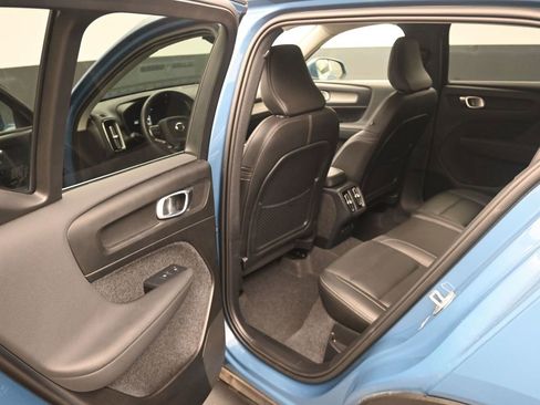 Used 2025 Volvo XC40 B5 Plus image 11