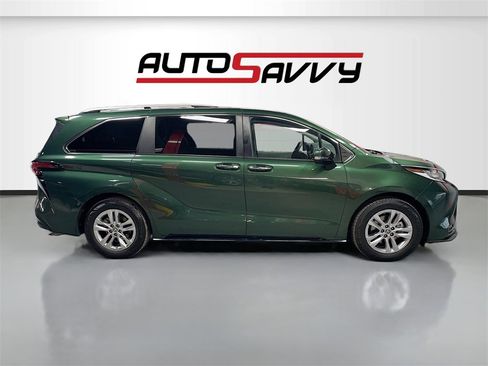 Used 2022 Toyota Sienna Limited image 8