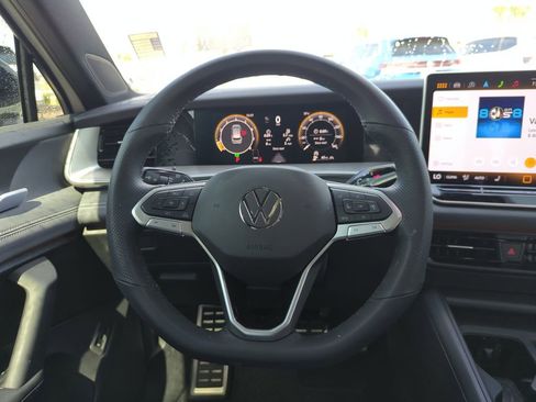 Certified 2025 Volkswagen Tiguan SE R-Line image 25