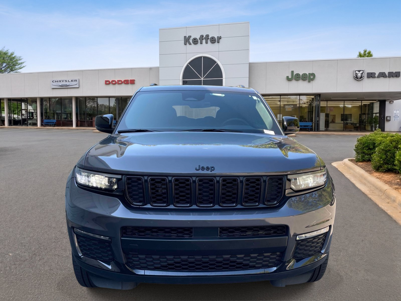 Used 2025 Jeep Grand Cherokee L Limited w/ Black Appearance Package AWD/4WD image 2