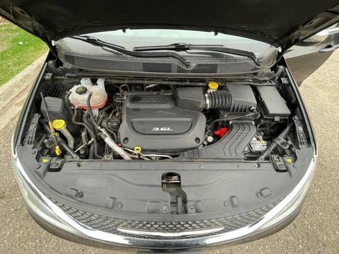 Used 2018 Chrysler Pacifica Limited FWD image 41