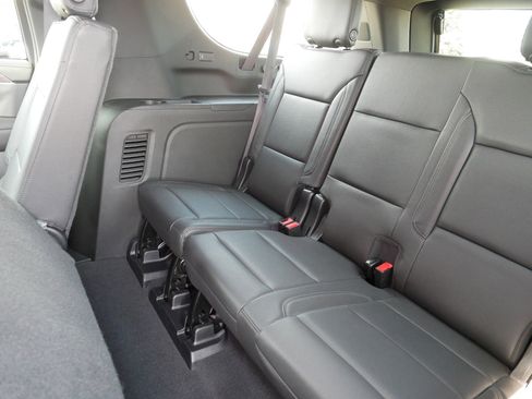 Used 2023 Chevrolet Suburban LT w/ Luxury Package image 35