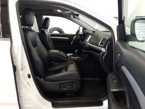 Used 2019 Toyota Highlander XLE FWD image 15