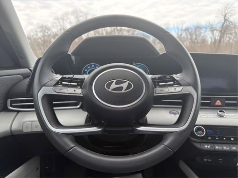 Certified 2025 Hyundai Elantra Limited FWD image 19