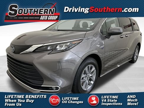 Used 2024 Toyota Sienna XLE image 1