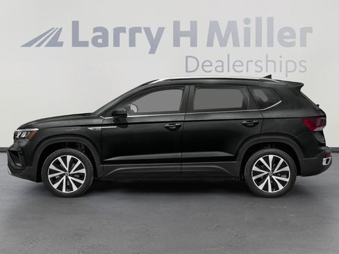 Used 2022 Volkswagen Taos SE w/ Panoramic Sunroof Package image 3