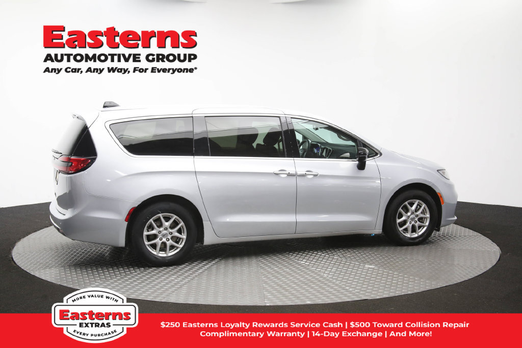 Used 2024 Chrysler Pacifica Touring-L FWD image 43