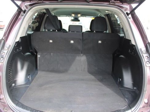 Used 2018 Toyota RAV4 LE image 10