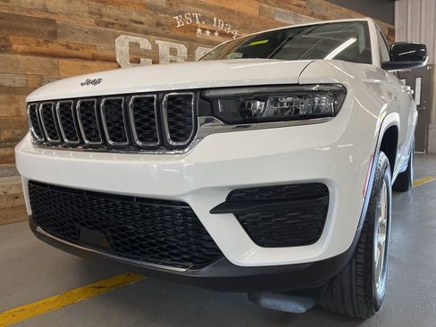 Used 2023 Jeep Grand Cherokee Laredo w/ Luxury Tech Group I AWD/4WD image 10