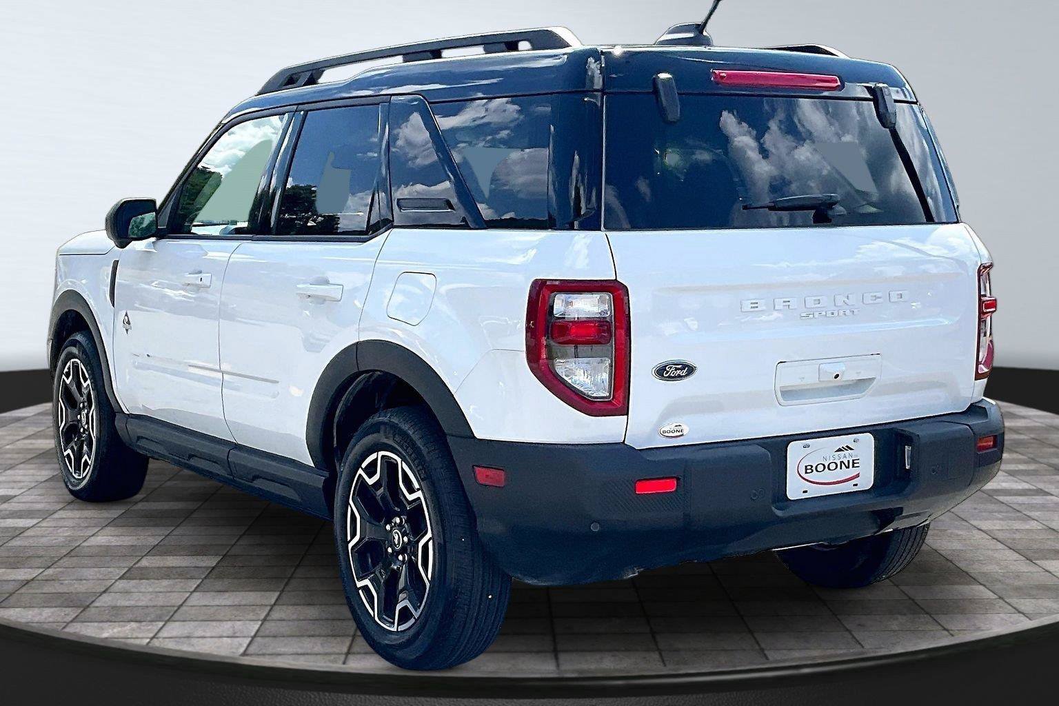 Used 2025 Ford Bronco Sport Outer Banks w/ Outer Banks Tech Package+ AWD/4WD image 3