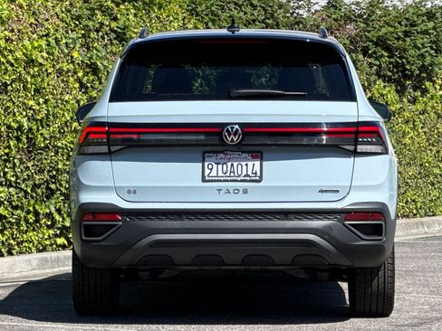 Used 2025 Volkswagen Taos SE AWD/4WD image 6