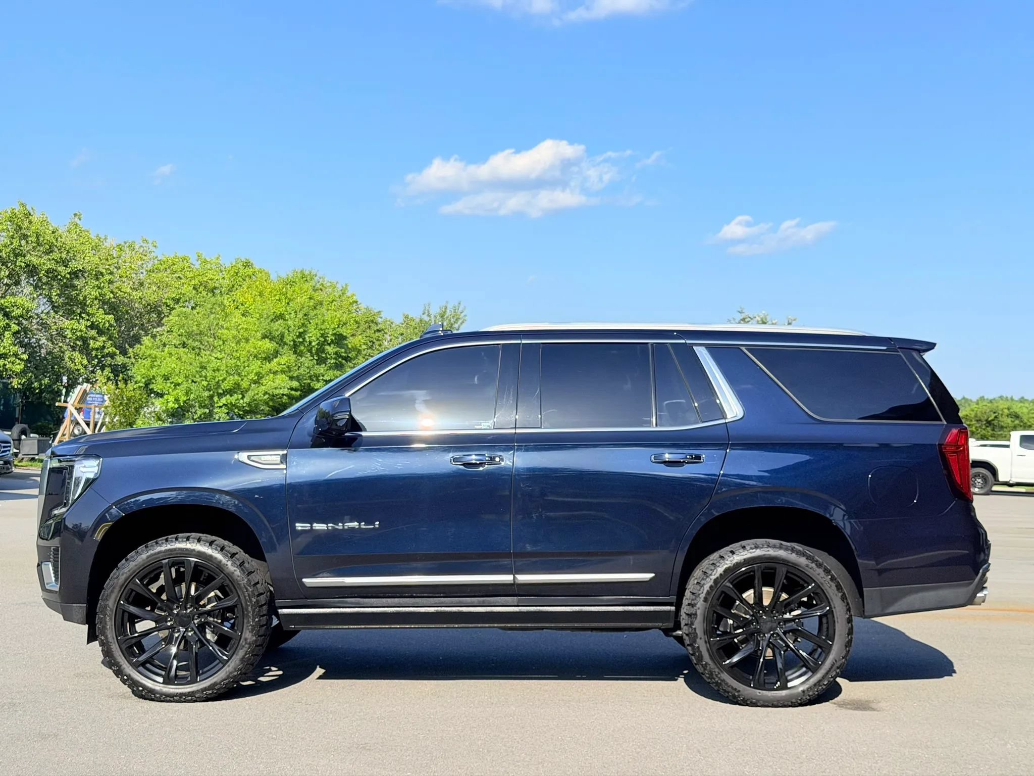 Used 2021 GMC Yukon Denali w/ Denali Premium Package AWD/4WD image 6