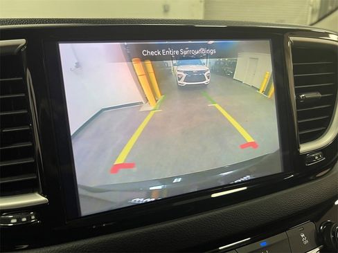 Used 2022 Chrysler Pacifica Touring-L image 21