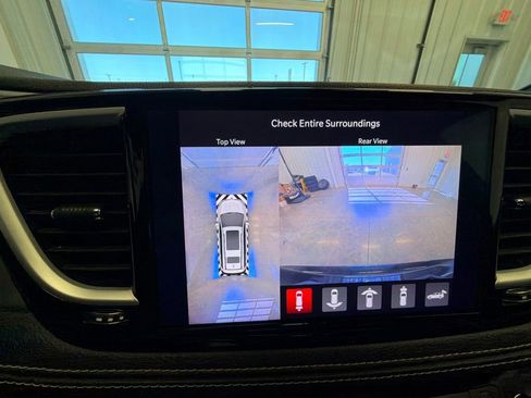 Used 2022 Chrysler Pacifica Touring-L w/ Uconnect Theater Family Group FWD image 36