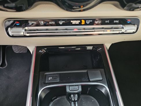 Used 2023 Mercedes-Benz GLB 250 4MATIC w/ Premium Package image 16