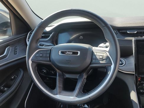 Used 2022 Jeep Grand Cherokee Limited w/ Luxury Tech Group II image 21