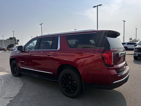 Used 2022 GMC Yukon XL SLT w/ SLT Premium Package AWD/4WD image 3