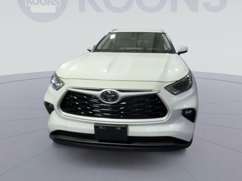 Used 2023 Toyota Highlander XLE image 4