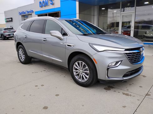 Used 2023 Buick Enclave Essence image 3