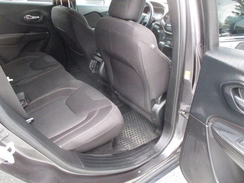 Used 2016 Jeep Cherokee Latitude w/ Cold Weather Group AWD/4WD image 13