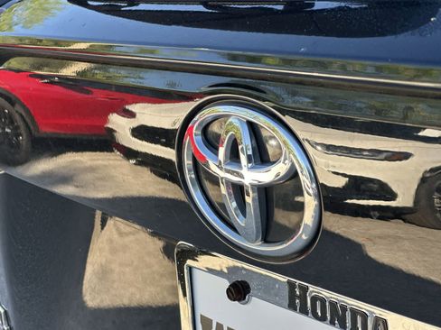 Used 2021 Toyota RAV4 LE AWD/4WD image 10