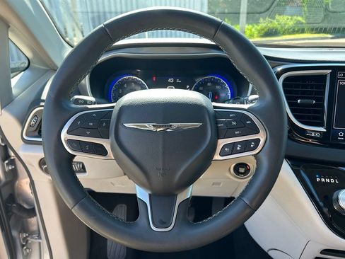 Used 2023 Chrysler Pacifica Touring-L FWD image 22