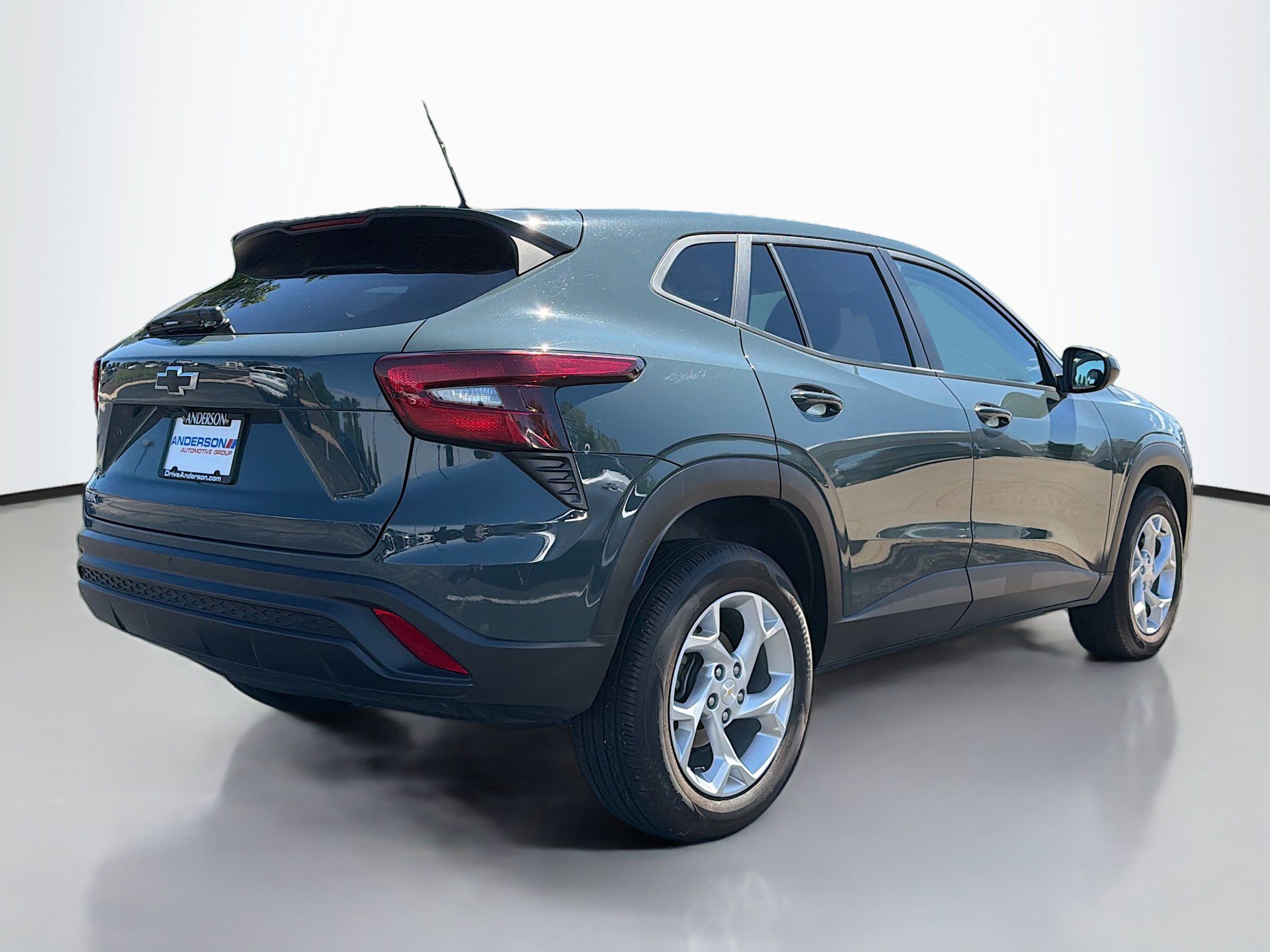 Used 2025 Chevrolet Trax LS w/ LS Convenience Package FWD image 2