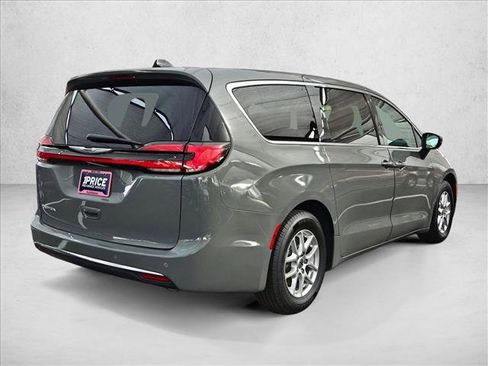 Used 2023 Chrysler Pacifica Touring-L FWD image 4